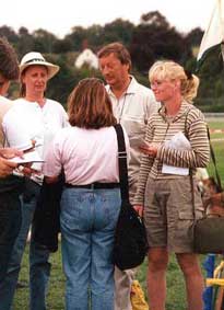 Anders ... omringad av kvinnor i England 2000